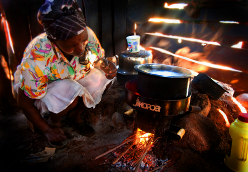 Женщина готовит на печи, поставленной The Paradigm Project