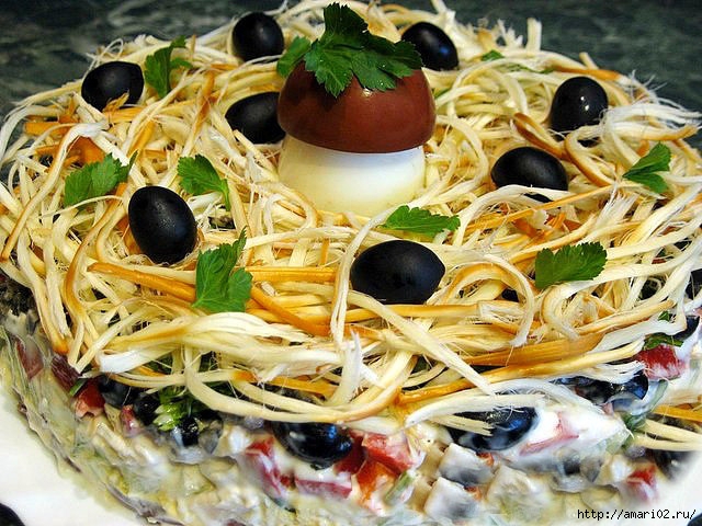 Салаты из копченого сыра косички