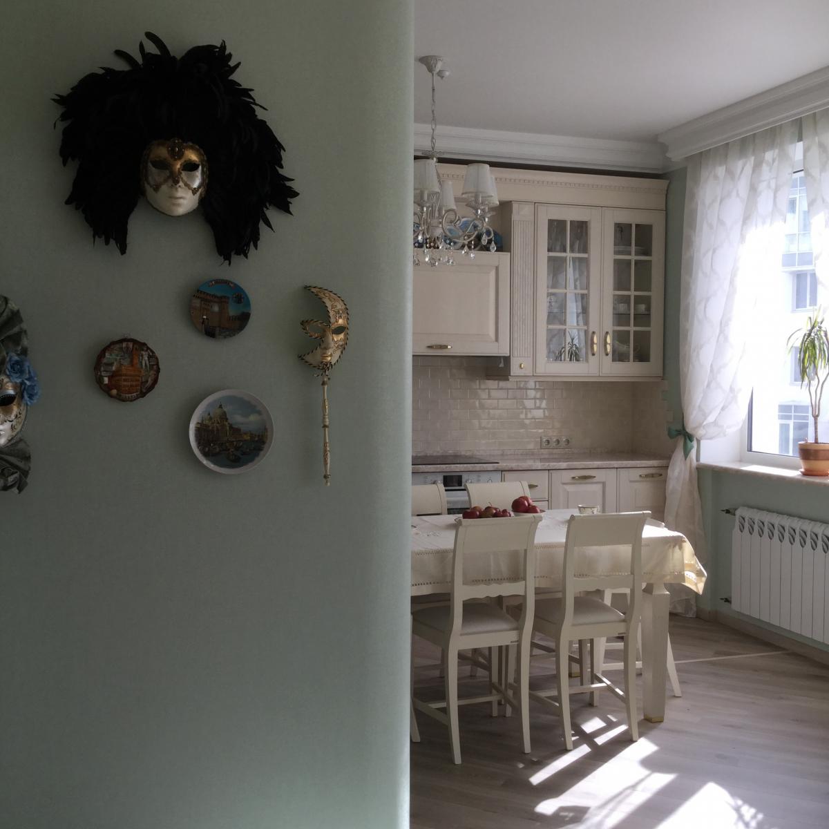 Кухня-гостиная, интерьер кухни фото, декоративная маска на стене Квартира в Лосином острове. Кухня-гостиная