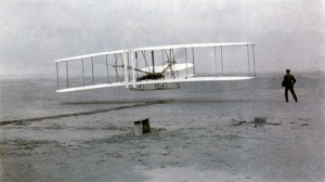 Первые полет «Флайера-1 » 17 декабря 1903 года; пилотирует Орвилл, Уилбер - на земле. Штат Северная Каролина Уилбер и Орвилл Райты, научившие самолет летать