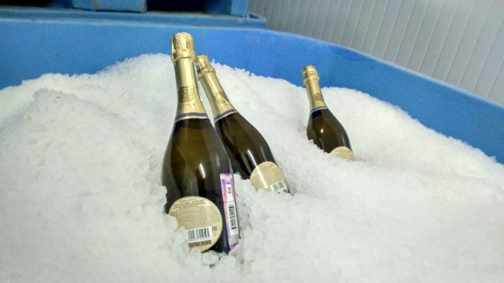 В Петербурге пьяный мужчина разбил стекло маршрутки шампанским от обиды