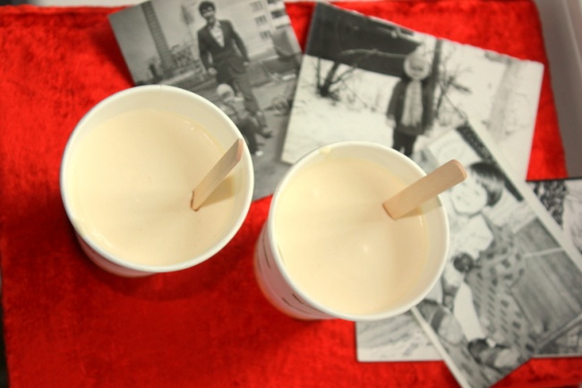 Мороженое в бумажных стаканчиках с палочкой
