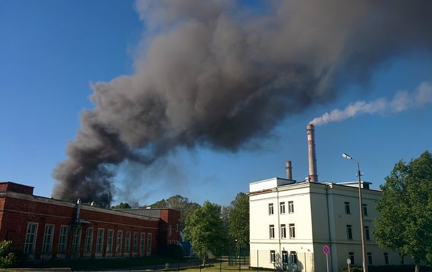 В Эстонии горит завод: целому городу грозит химическое заражение