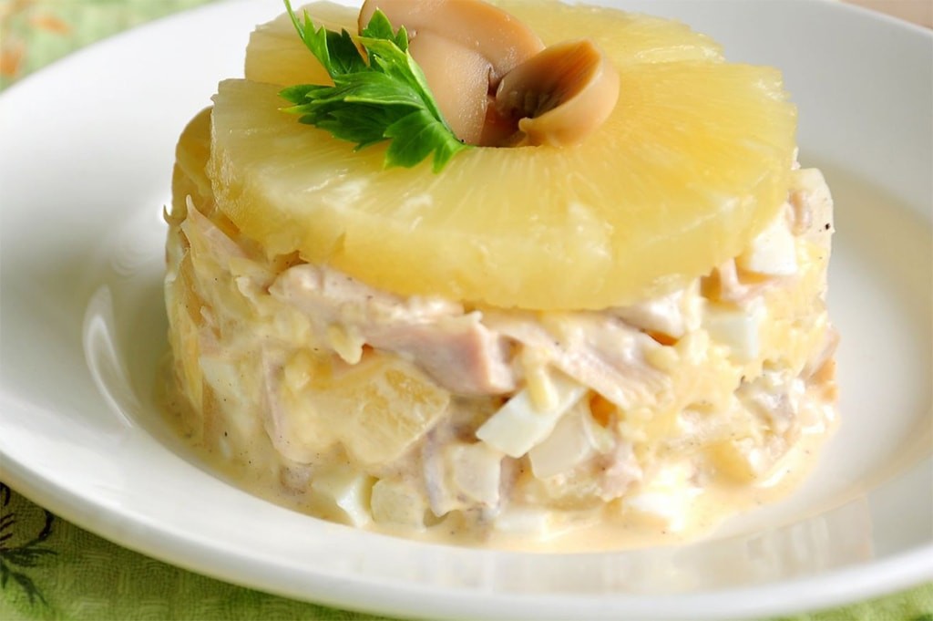 Салат курица ананасы сыр яйца