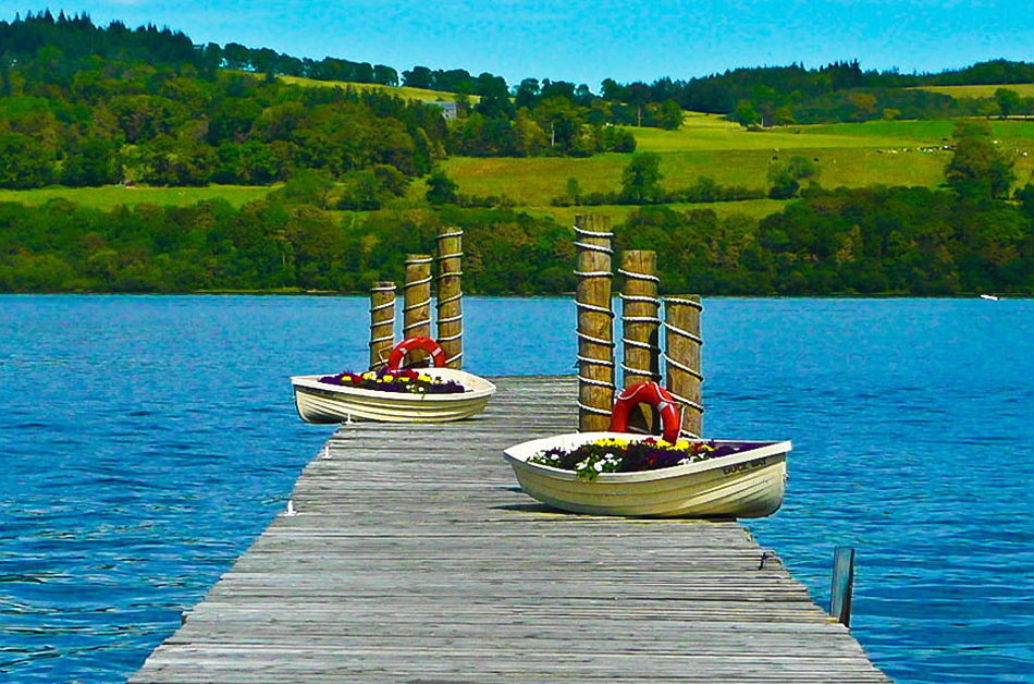 Живописная деревня на озере Лох-Ломмонд, Шотландия