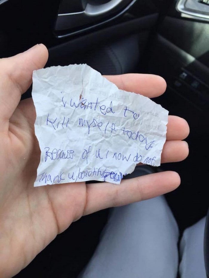 Молодая мама накормила бездомного, на что он ей ответил незабываемой запиской добро, записка