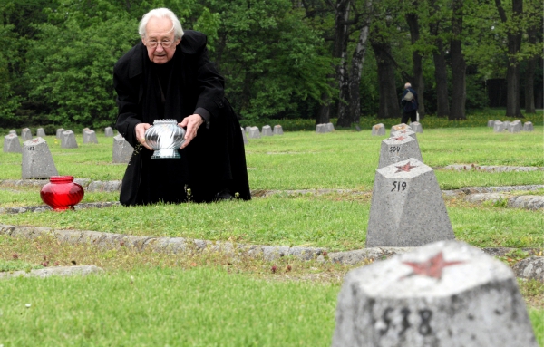 МИД Польши осуждает акт вандализма на советском кладбище в Милейчице