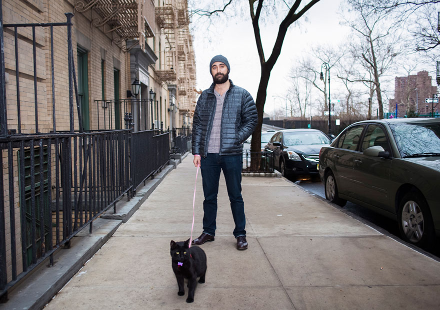 men and cats photography david williams 2 Одинокие мужчины и их котики