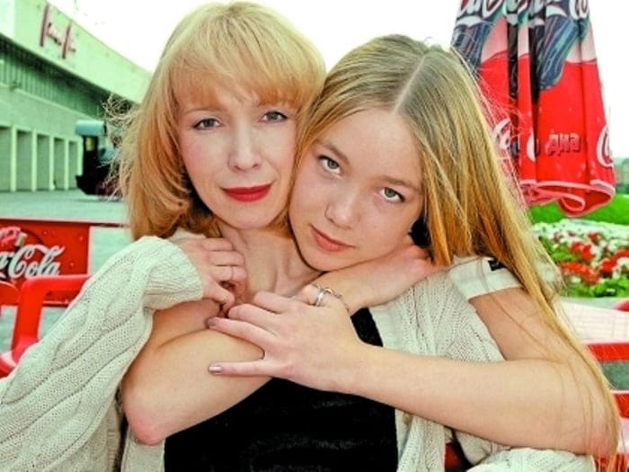 Дарья Мороз и ее мать, актриса Марина Левтова | Фото: sobesednik.ru Дарья Мороз и ее мать, актриса Марина Левтова | Фото: sobesednik.ru