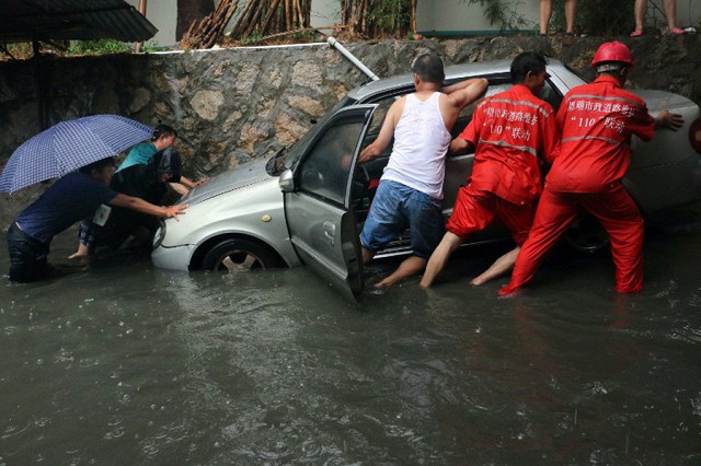 Последствия дождя в городе Сямынь (Китай), в результате которого погибли 7 человек.