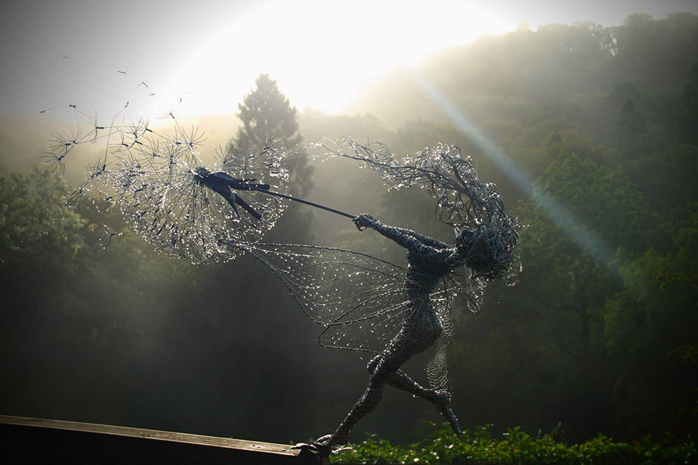 Скульптуры фей во время сильного ветра из стальной проволоки 1