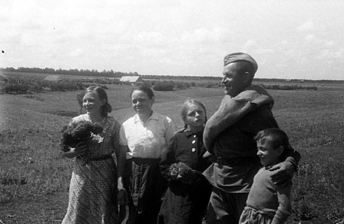 Солдаты возвращаются домой Солдаты возвращаются домой