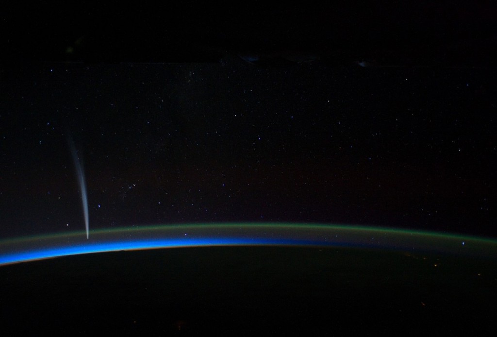 Снимок кометы Лавджоя, сделанный астронавтом НАСА Дэном Бербанком c борта Международной космической станции. Фото: AP