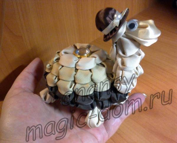 Фигурки из атласных лент