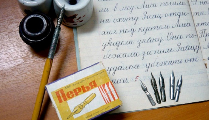 Набор чернильниц и специальных ручек для письма. Набор чернильниц и специальных ручек для письма.