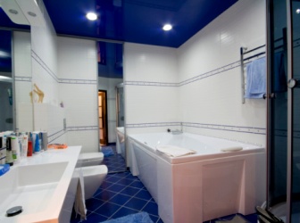 Выбор натяжного потолка в ванную комнату: советы, особенности, дизайн