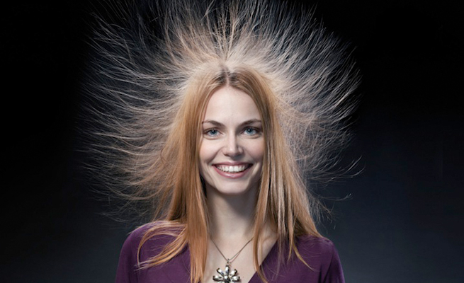 http://www.colady.ru/wp-content/uploads/2014/02/kak_snyat_elektrichestvo_s_volos11.jpg