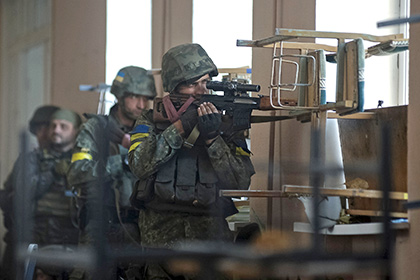 Украинские солдаты во время боя в Иловайске