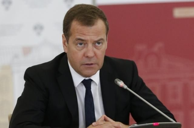 Медведев: под контрсанкции России попадут сотни украинцев