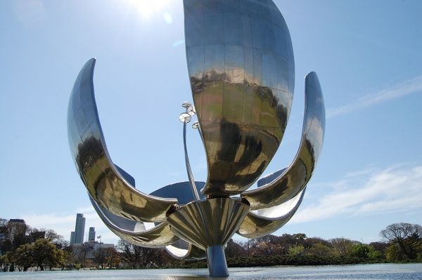 30 самых абсурдных скульптур в мире (29 фото)