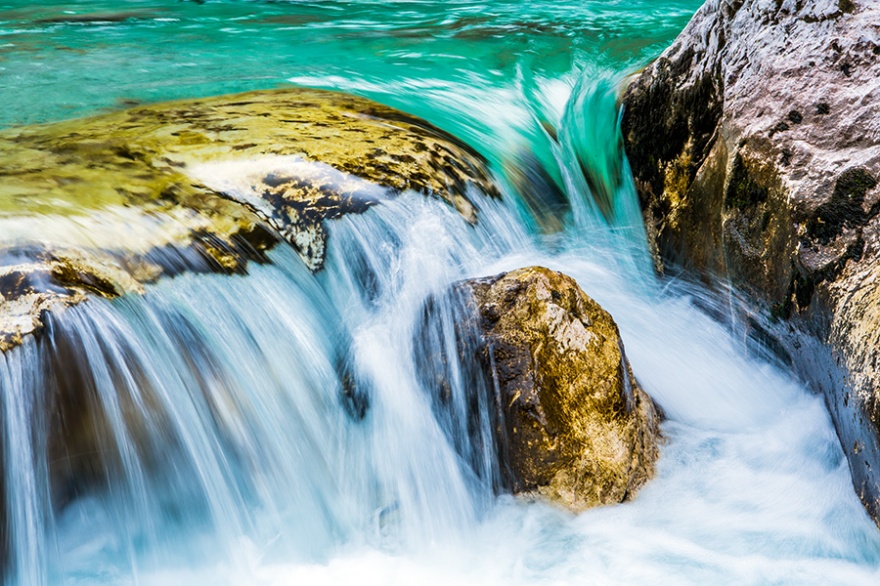 1709760-R3L8T8D-880-07-Slovenia-Soca-river-waterfall