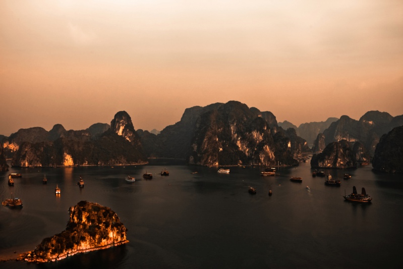    ().  / Ha Long Bay. Photo