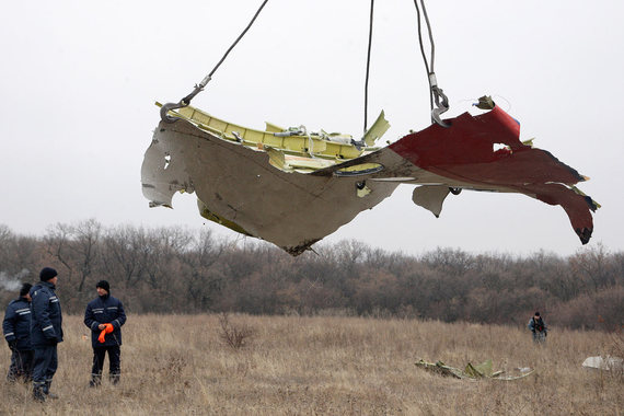Сбор обломков разбившегося под Донецком Boeing