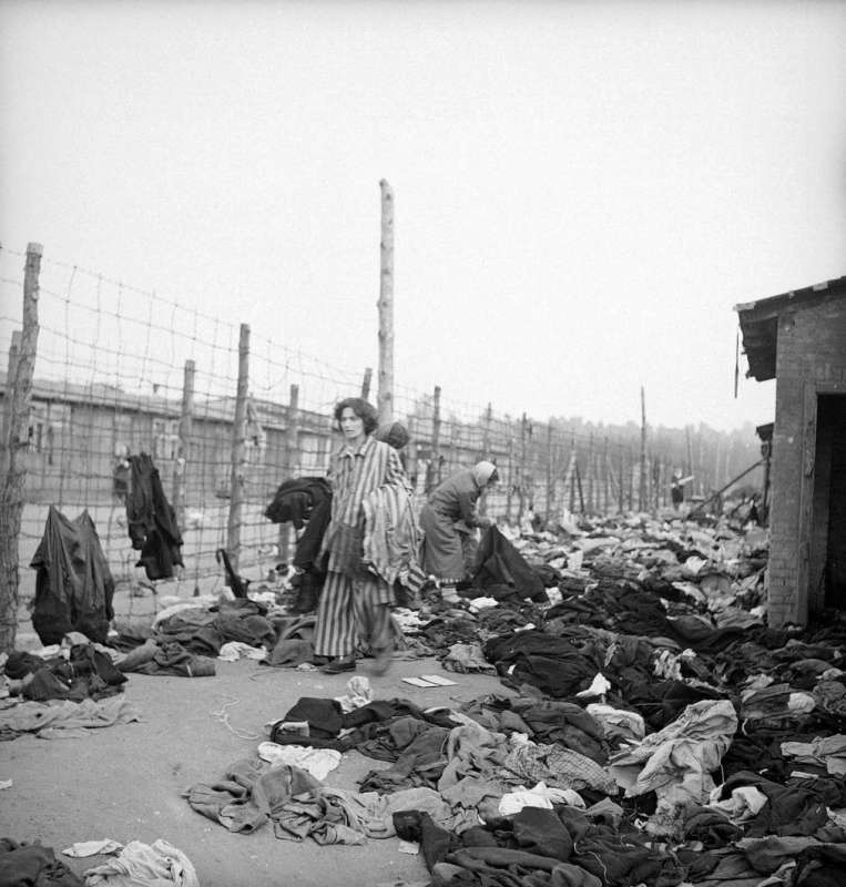 Все ужасы концлагеря Берген-Бельзен в редких архивных фотографиях Все ужасы концлагеря Берген-Бельзен в редких архивных фотографиях