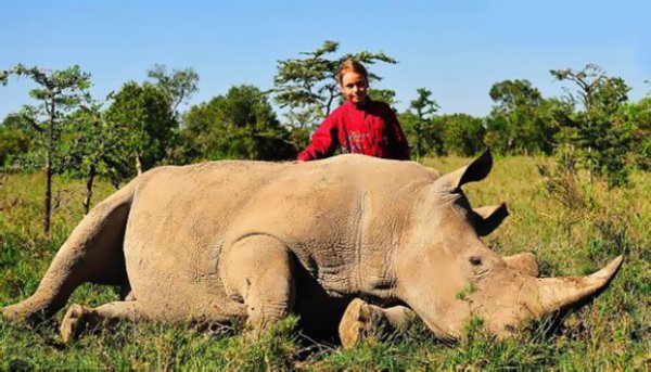 У девочки из Кении домашнее животное – дикий носорог