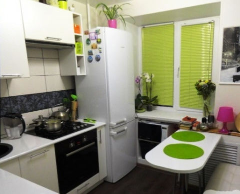 Кухня не просто маленькая, а очень маленькая – площадью всего 5,7 кв.м.