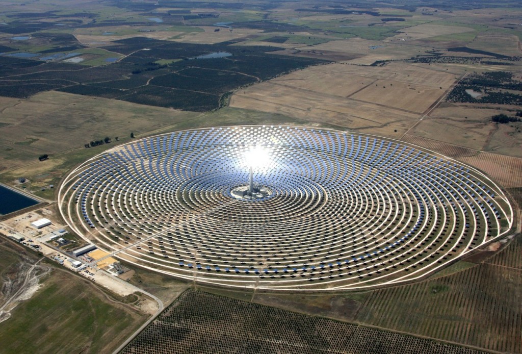 Первая в мире коммерческая солнечная электростанция Гемасолар, способная функционировать круглые сутки и в любую погоду. Фото: AFP / Fotolink