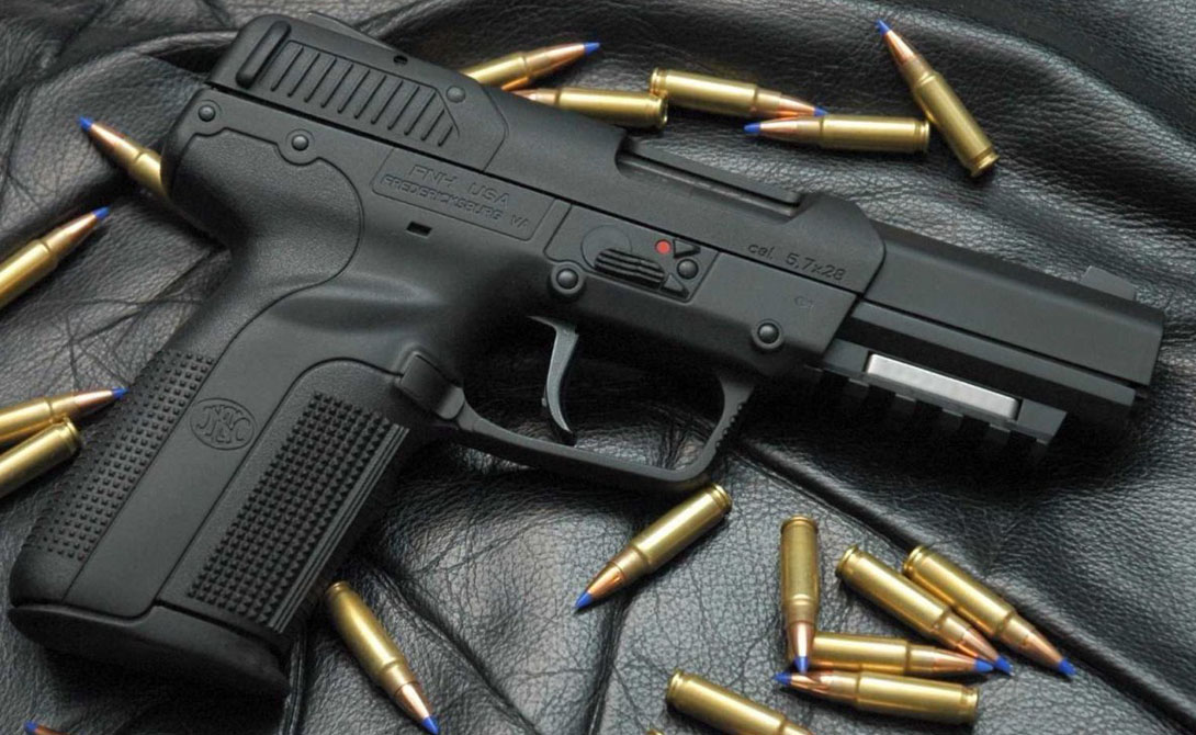 FN 5-7 Этот ствол славен своей способностью пробивать самые мощные бронежилеты. Собственно, пушка настолько крута, что даже в Америке с их знаменитой поправкой, гражданский может купить ее только с коробкой спортивных патронов.