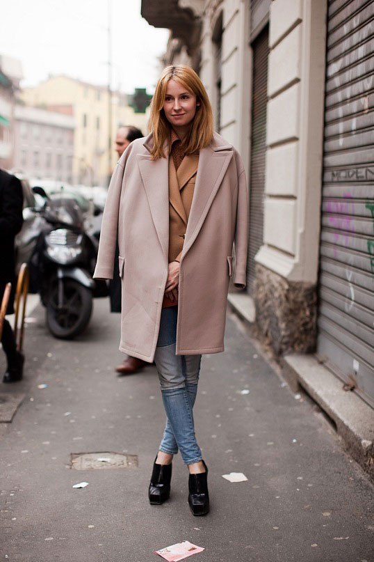 Девушка в серых джинсах