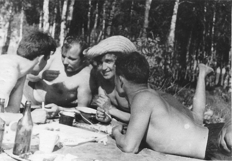 Советские космонавты на пикнике в Долгопрудном космонавты, ссср