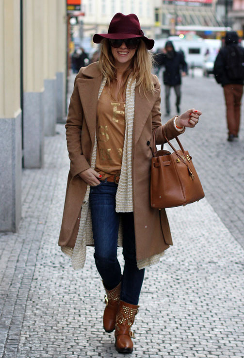 Девушка в бордовой шляпе