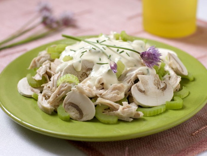 Куриный салат со свежими шампиньонами