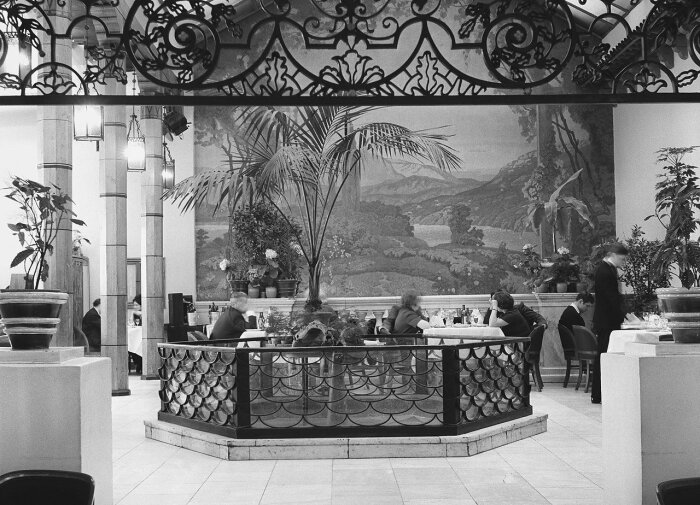 Отведать свежеприготовленные блюда по доступной цене можно было и в ресторане «Прага» / Фото: m.fotostrana.ru Отведать свежеприготовленные блюда по доступной цене можно было и в ресторане «Прага» / Фото: m.fotostrana.ru