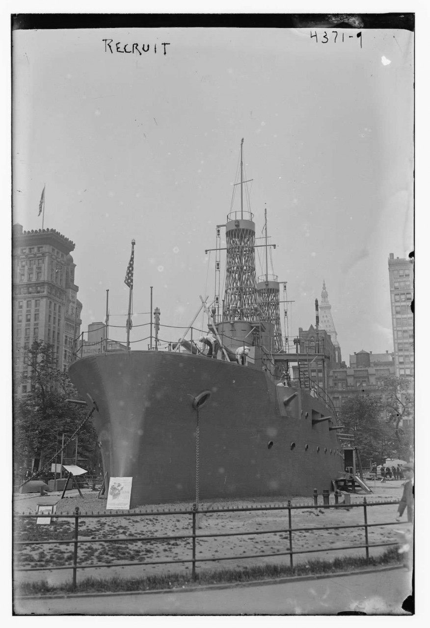 Сто лет назад на главной площади Манхэттена стоял боевой корабль