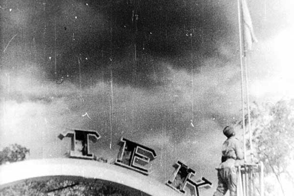 15 апреля 1944 года. Исторический снимок: боец Отдельной Приморской армии поднимает знамя освобожденного "Артека".  Фото: Фото предоставлено музеем Артека