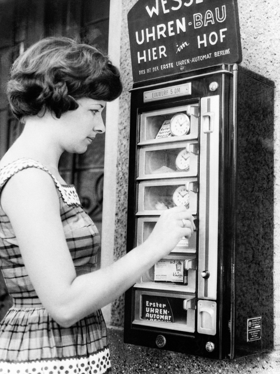 11.jpg 1960-е. Жительница Берлина выбирает часы.