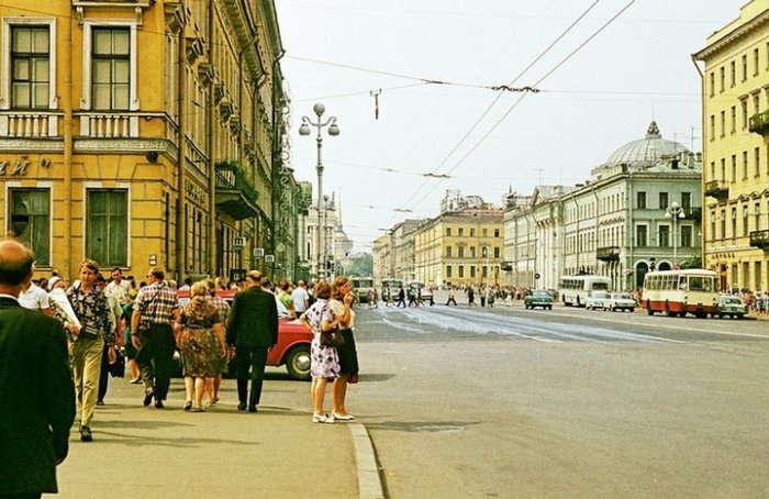 Из-за отсутствия огромного количества автомобилей городские улицы кажутся более просторными. Из-за отсутствия огромного количества автомобилей городские улицы кажутся более просторными.