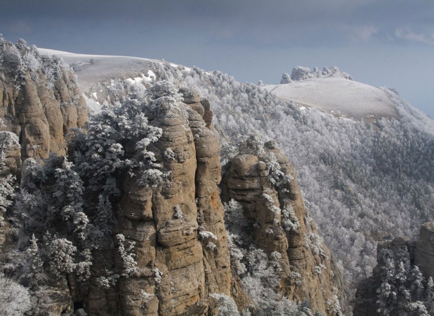 Ковер зимы покрыл холмы в Крыму