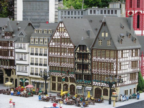 Невероятные сооружения, построенные из LEGO (12 фото)