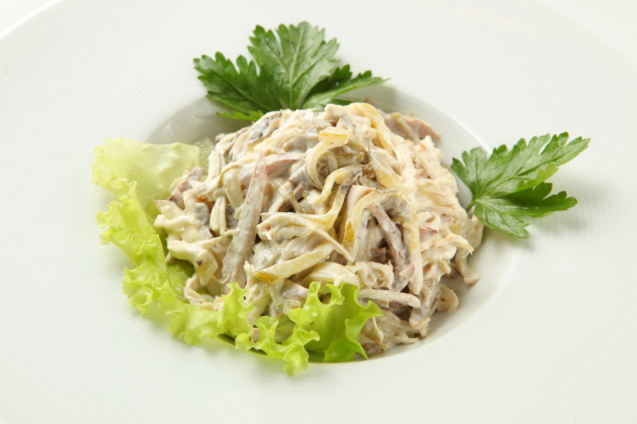 Салат с грибами и яичными блинчиками и курицей рецепт Салат с грибами и яичными блинчиками и курицей рецепт