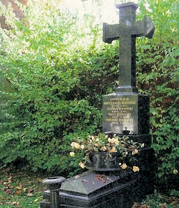 Немецкий «экзекутор» упокоился на мюнхенском кладбище Остфридхоф. Его могила под номером 04/-2-21 находится у стены