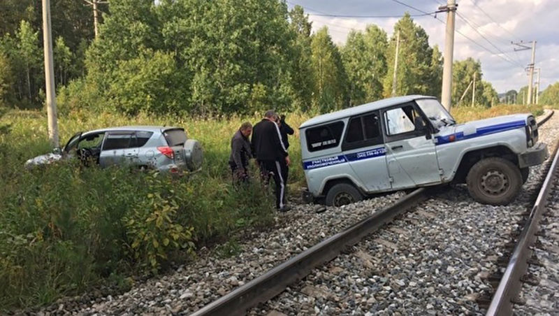 Полицейский УАЗ застрял на ж/д путях: погоня провалилась