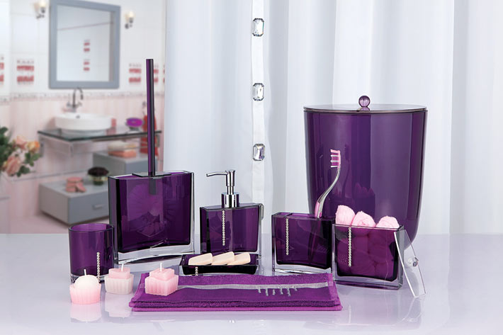 фиолетовые детали для ванной комнаты
