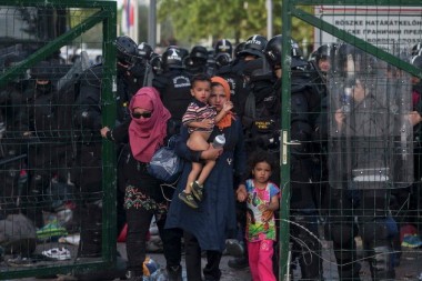 СМИ: в Хорватии против беженцев полицейские применили слезоточивый газ