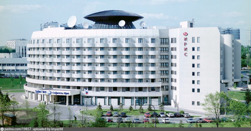 Фото дня: гостиница с «глазом» на крыше
