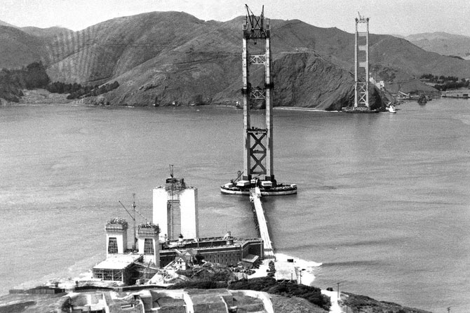 Одному из самых известных мостов в мире 75 лет